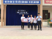 Đồng chí Phạm Quang Đôn - Bí thư Đảng Ủy Xã Thanh Minh tặng quà cho học sinh